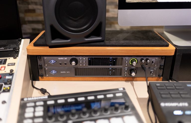 Audiogerät mit Mischpult und Lautsprecher in einem modernen Studio-Setup.