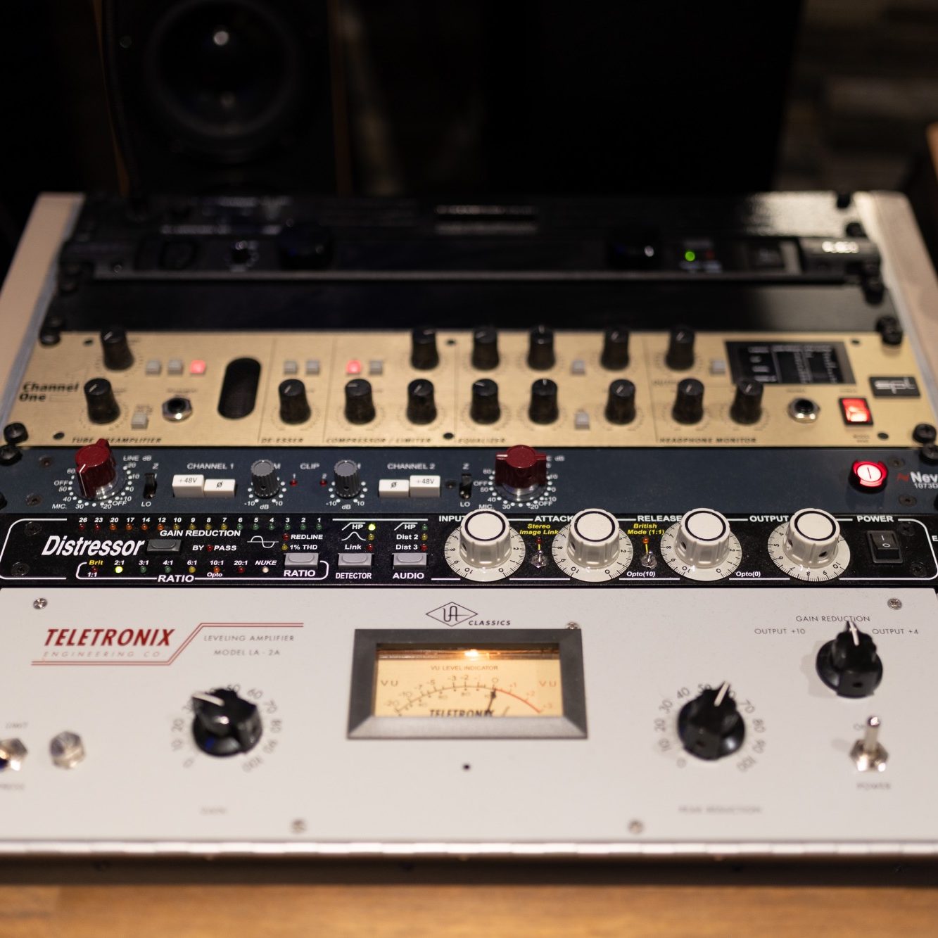 Audioequipment mit mehreren Reglern und Anzeige für Klangbearbeitung.